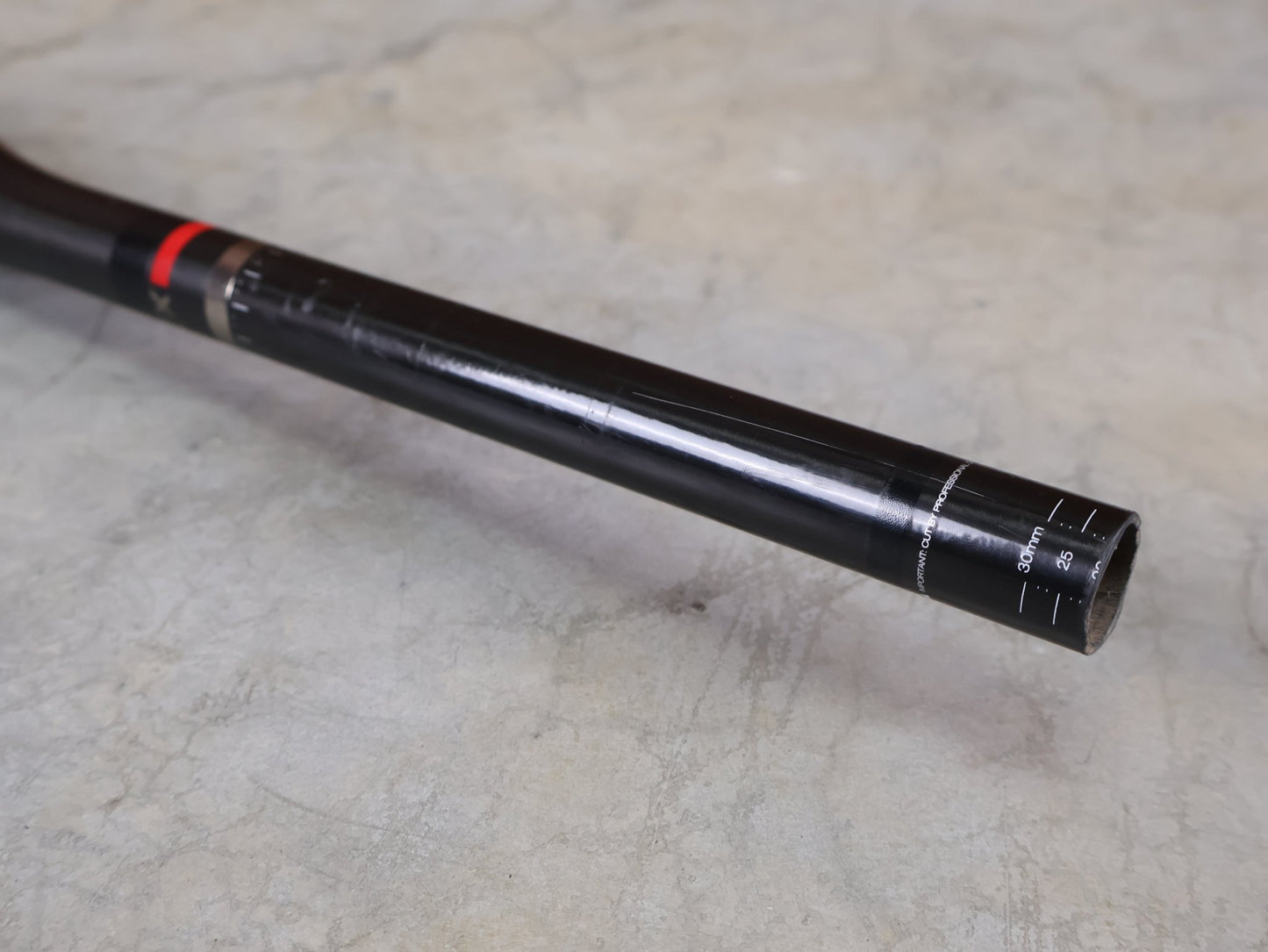 Lenker von Bontrager, BONTRAGER XXX OCLV CARBON LENKER / 31,8 MM – 680 MM – 5° BACKSWEEP – 0 MM RISE vor USEDBIKES - OB.DE Hintergrund