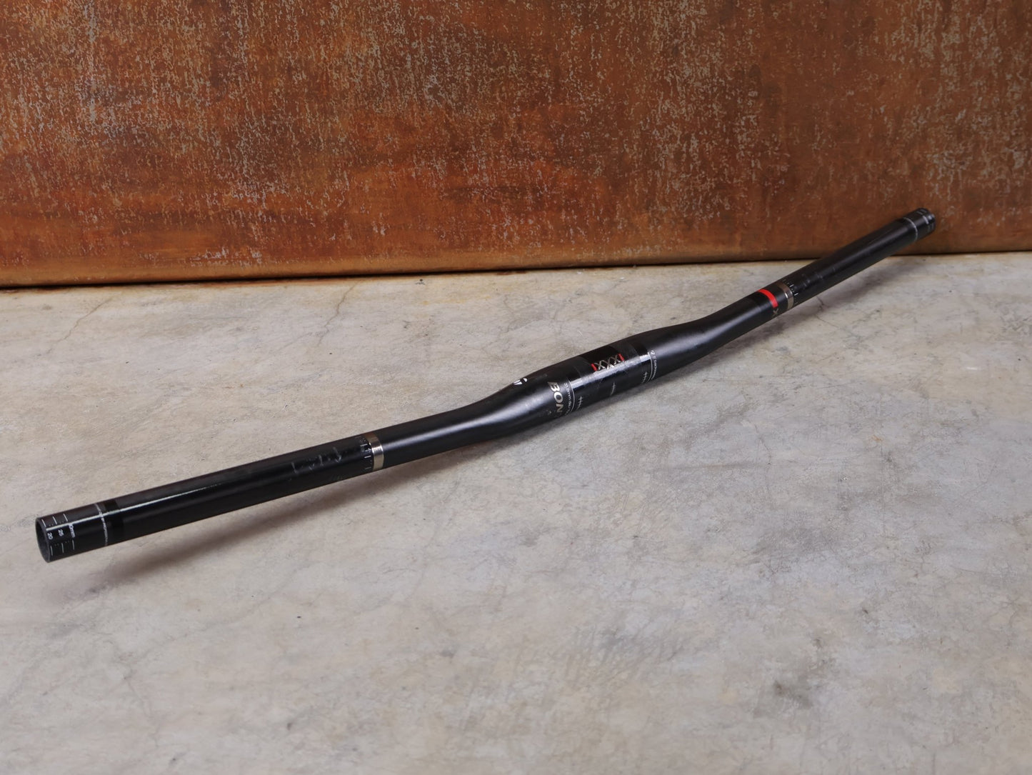 Lenker von Bontrager, BONTRAGER XXX OCLV CARBON LENKER / 31,8 MM – 680 MM – 5° BACKSWEEP – 0 MM RISE vor USEDBIKES - OB.DE Hintergrund