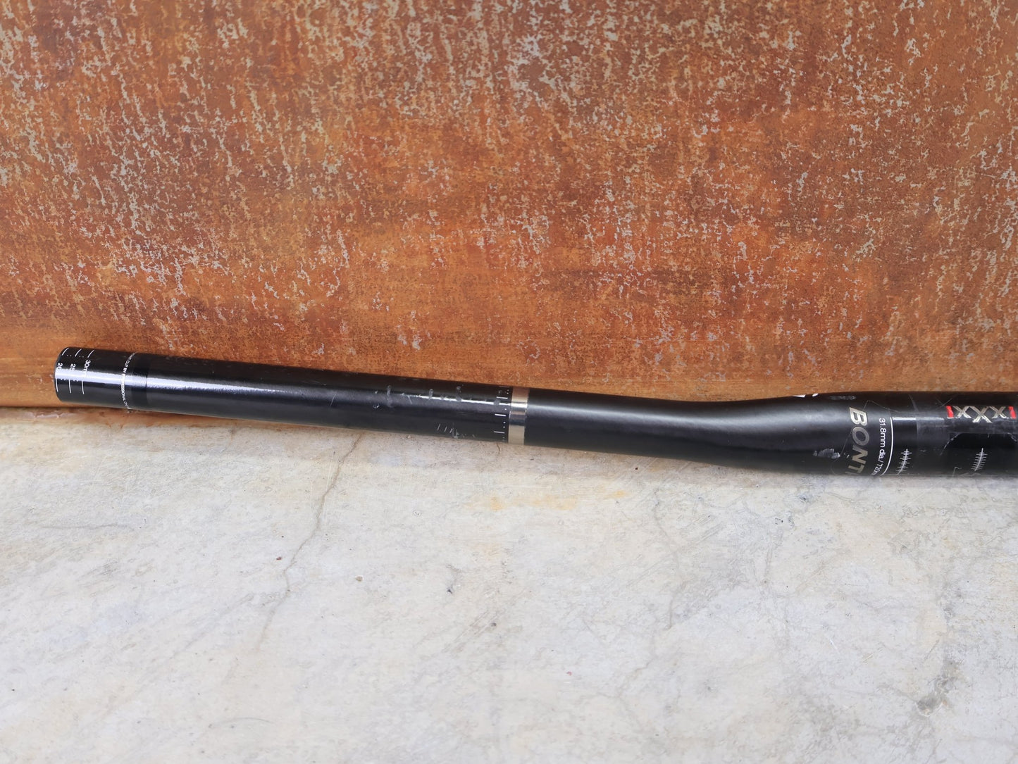 Lenker von Bontrager, BONTRAGER XXX OCLV CARBON LENKER / 31,8 MM – 680 MM – 5° BACKSWEEP – 0 MM RISE vor USEDBIKES - OB.DE Hintergrund