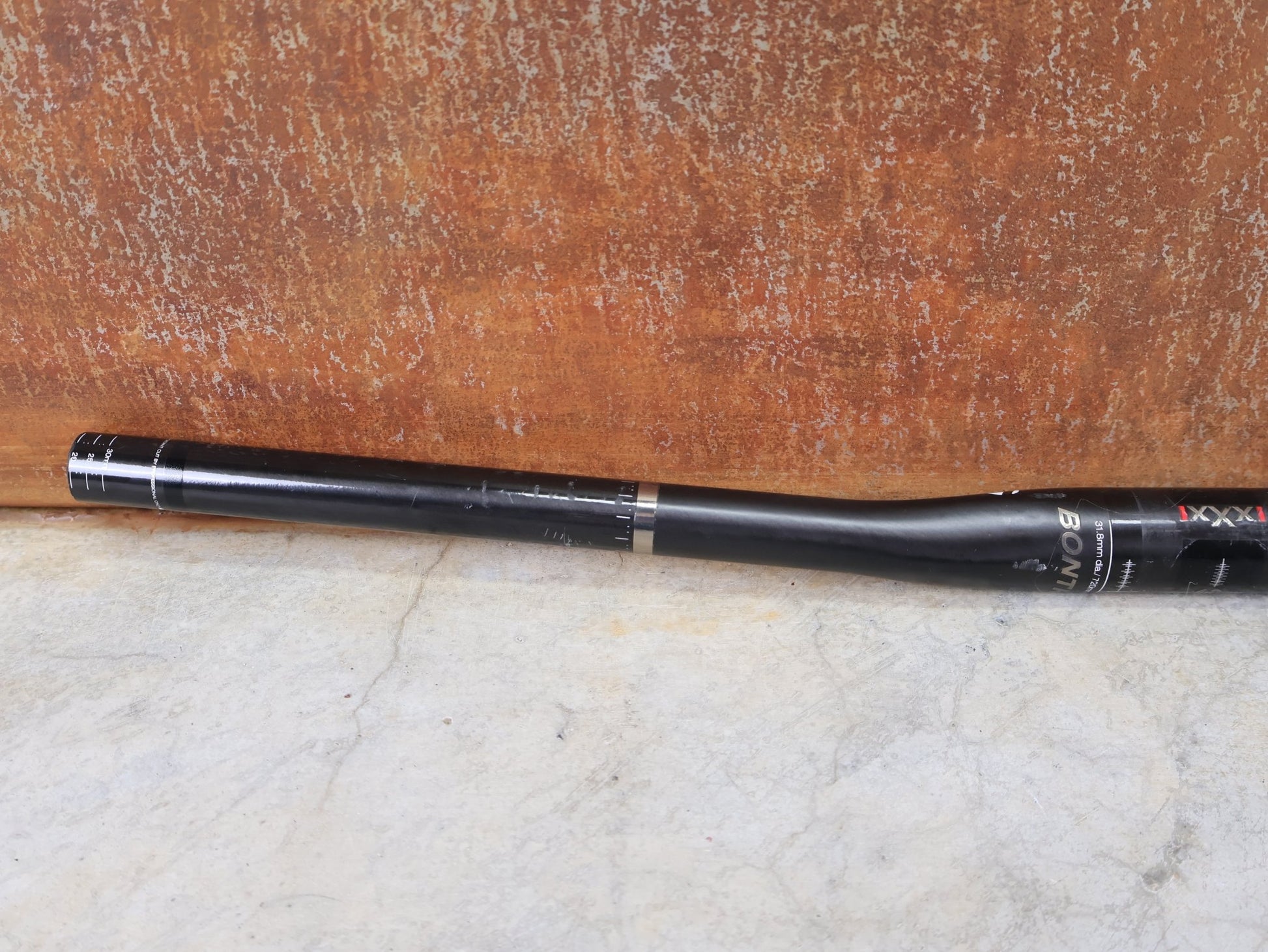 Lenker von Bontrager, BONTRAGER XXX OCLV CARBON LENKER / 31,8 MM – 680 MM – 5° BACKSWEEP – 0 MM RISE vor USEDBIKES - OB.DE Hintergrund