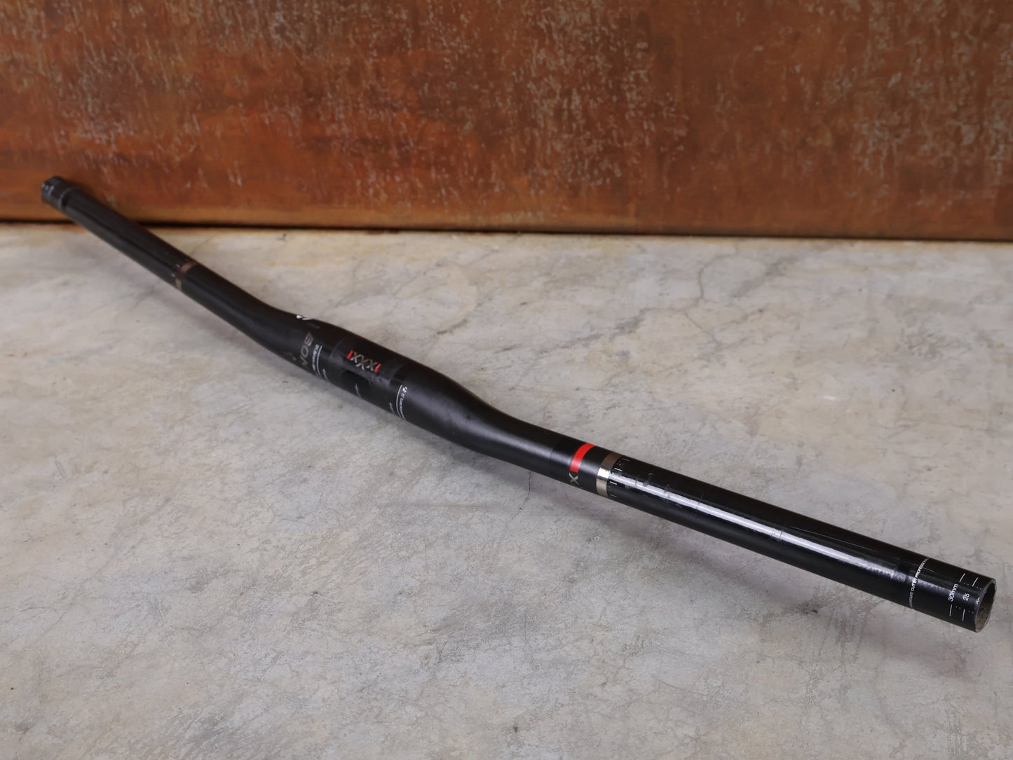 Lenker von Bontrager, BONTRAGER XXX OCLV CARBON LENKER / 31,8 MM – 680 MM – 5° BACKSWEEP – 0 MM RISE vor USEDBIKES - OB.DE Hintergrund