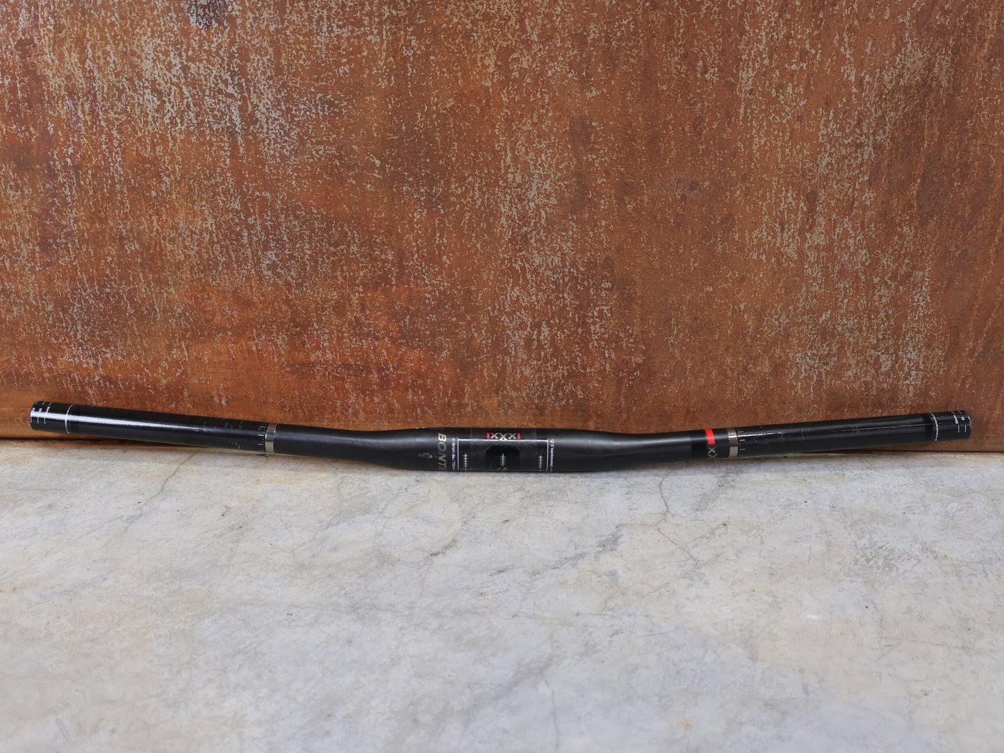 Lenker von Bontrager, BONTRAGER XXX OCLV CARBON LENKER / 31,8 MM – 680 MM – 5° BACKSWEEP – 0 MM RISE vor USEDBIKES - OB.DE Hintergrund