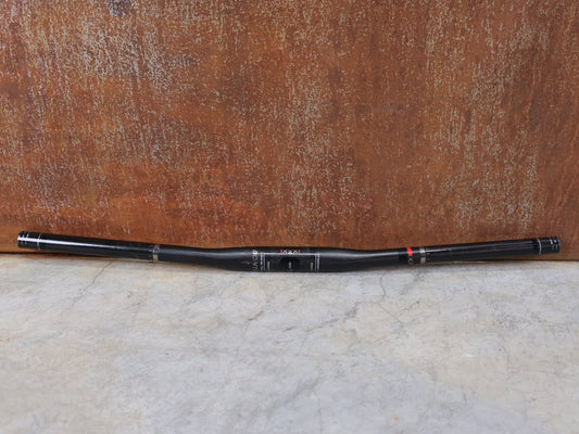 Lenker von Bontrager, BONTRAGER XXX OCLV CARBON LENKER / 31,8 MM – 680 MM – 5° BACKSWEEP – 0 MM RISE vor USEDBIKES - OB.DE Hintergrund