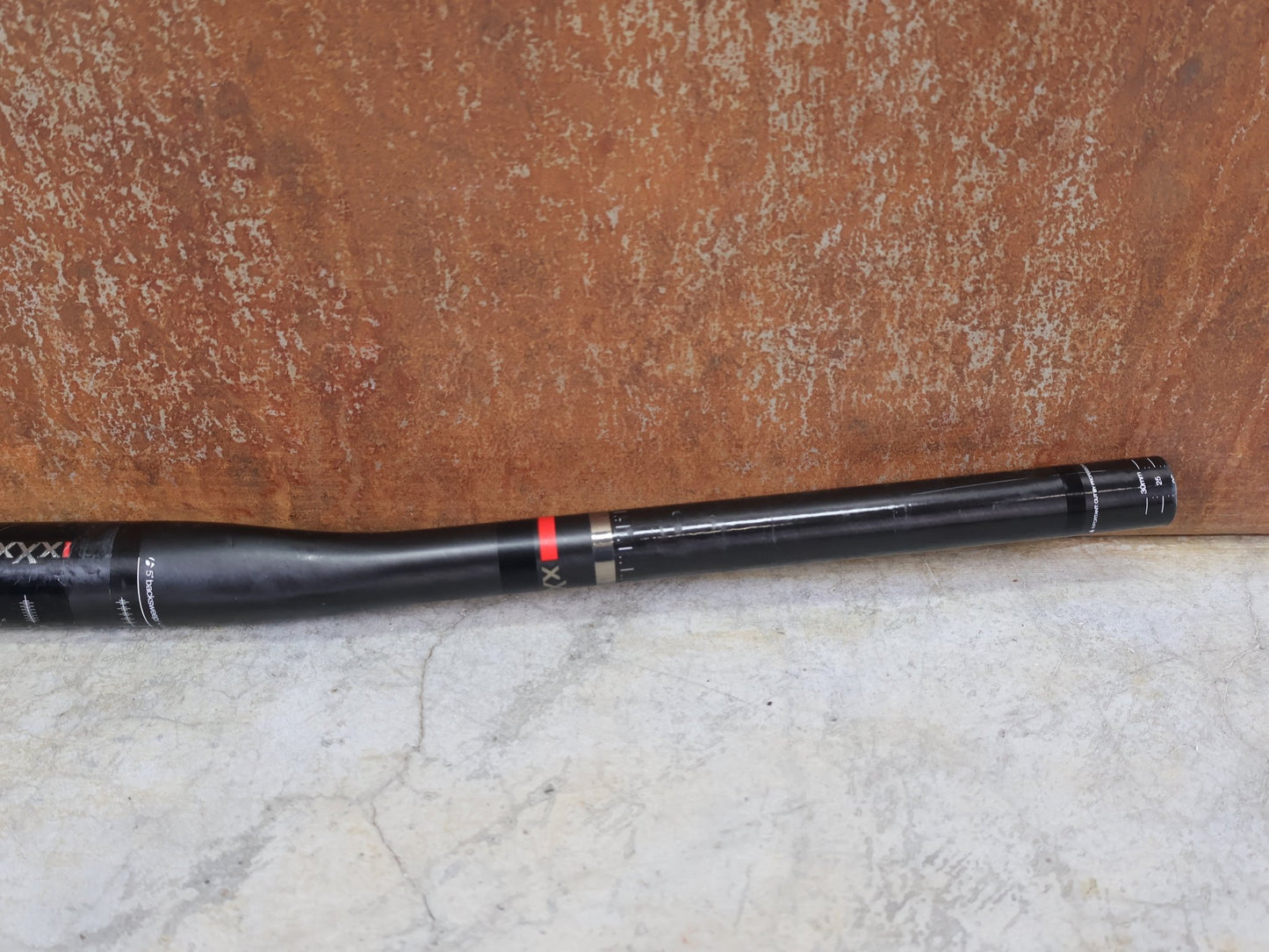 Lenker von Bontrager, BONTRAGER XXX OCLV CARBON LENKER / 31,8 MM – 680 MM – 5° BACKSWEEP – 0 MM RISE vor USEDBIKES - OB.DE Hintergrund