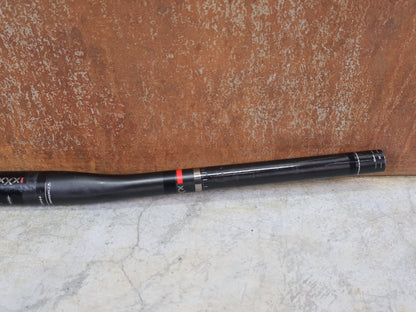 Lenker von Bontrager, BONTRAGER XXX OCLV CARBON LENKER / 31,8 MM – 680 MM – 5° BACKSWEEP – 0 MM RISE vor USEDBIKES - OB.DE Hintergrund