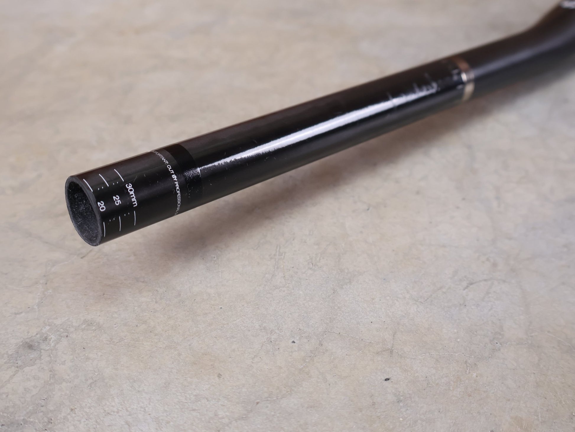 Lenker von Bontrager, BONTRAGER XXX OCLV CARBON LENKER / 31,8 MM – 680 MM – 5° BACKSWEEP – 0 MM RISE vor USEDBIKES - OB.DE Hintergrund