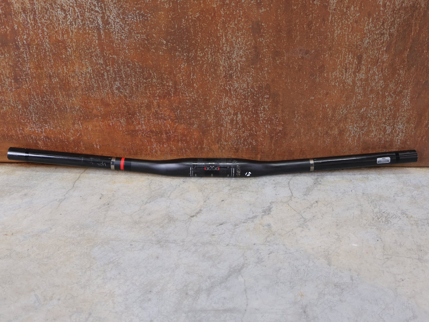 Lenker von Bontrager, BONTRAGER XXX OCLV CARBON LENKER / 31,8 MM – 680 MM – 5° BACKSWEEP – 0 MM RISE vor USEDBIKES - OB.DE Hintergrund