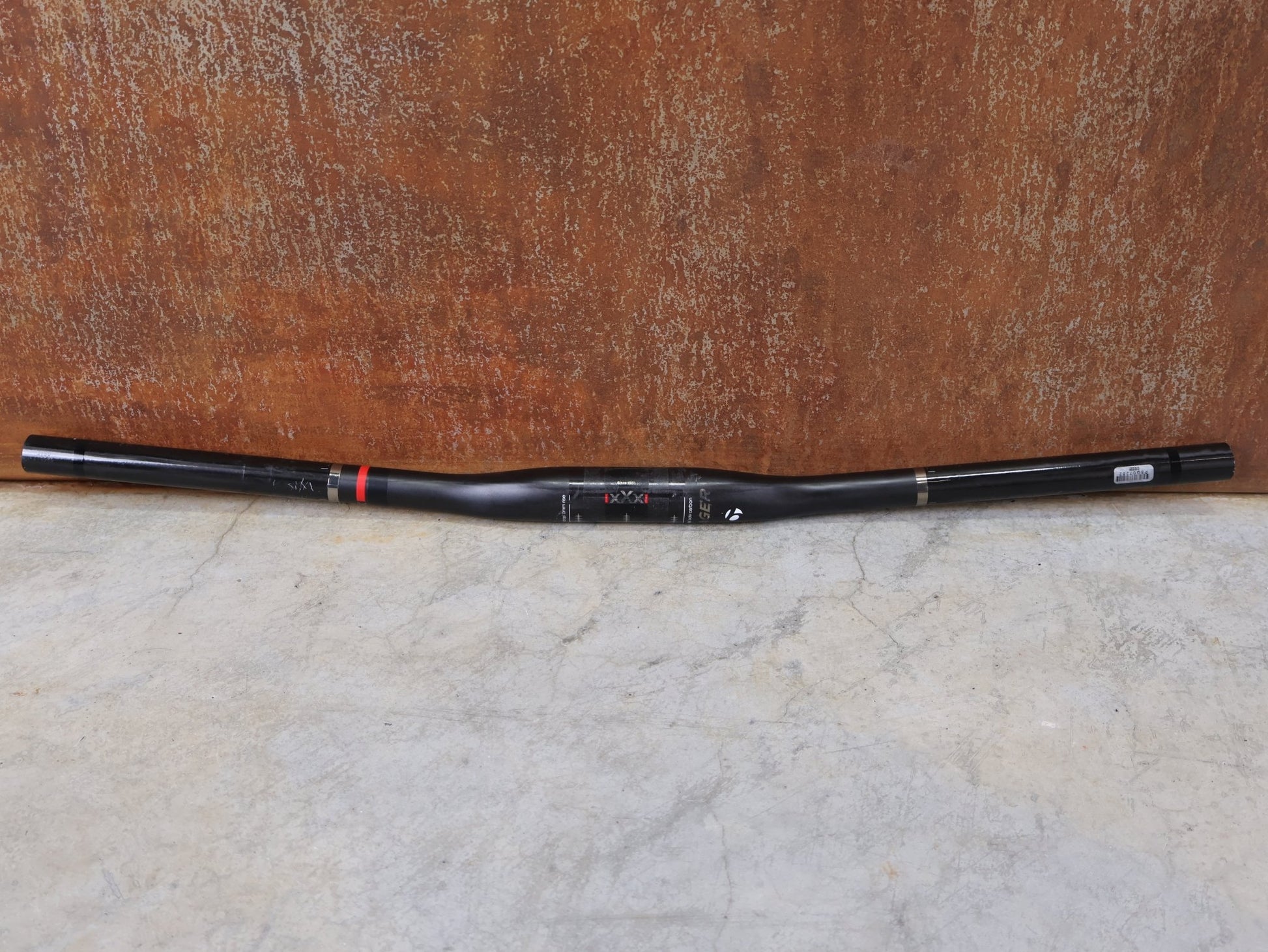 Lenker von Bontrager, BONTRAGER XXX OCLV CARBON LENKER / 31,8 MM – 680 MM – 5° BACKSWEEP – 0 MM RISE vor USEDBIKES - OB.DE Hintergrund