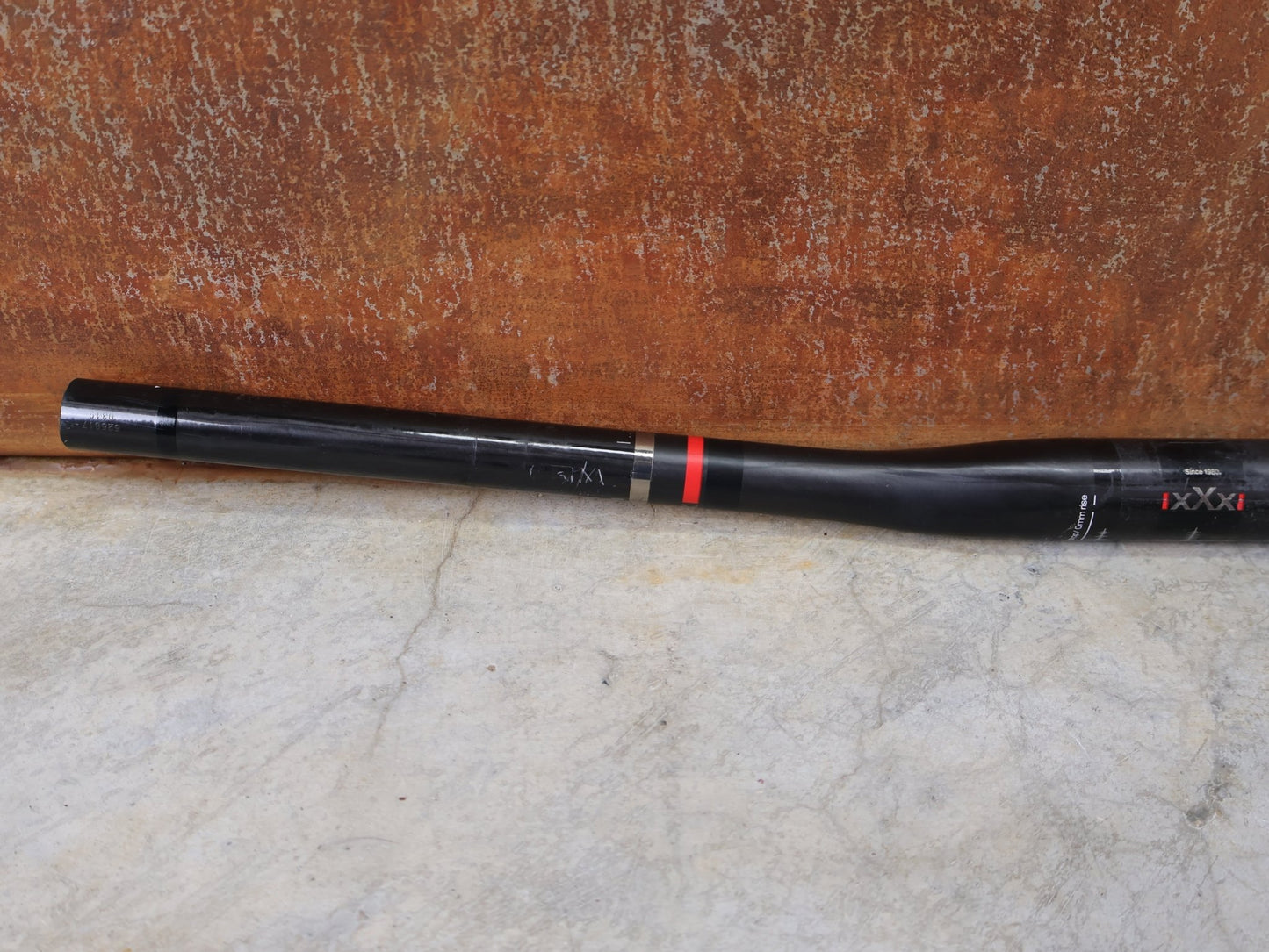 Lenker von Bontrager, BONTRAGER XXX OCLV CARBON LENKER / 31,8 MM – 680 MM – 5° BACKSWEEP – 0 MM RISE vor USEDBIKES - OB.DE Hintergrund