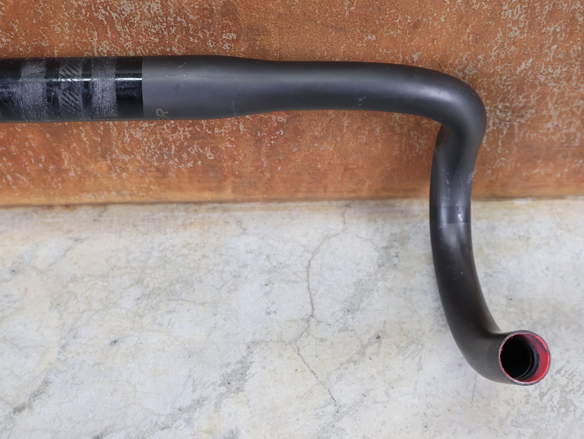 Lenker von Bontrager, BONTRAGER XXX VR - C RENNRADLENKER – OCLV CARBON – LIDL - TREK TEAM EDITION – 400MM / BASTLERWARE vor USEDBIKES - OB.DE Hintergrund