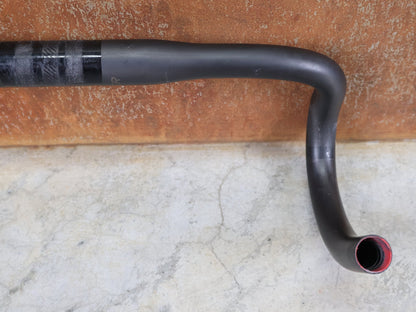 Lenker von Bontrager, BONTRAGER XXX VR - C RENNRADLENKER – OCLV CARBON – LIDL - TREK TEAM EDITION – 400MM / BASTLERWARE vor USEDBIKES - OB.DE Hintergrund