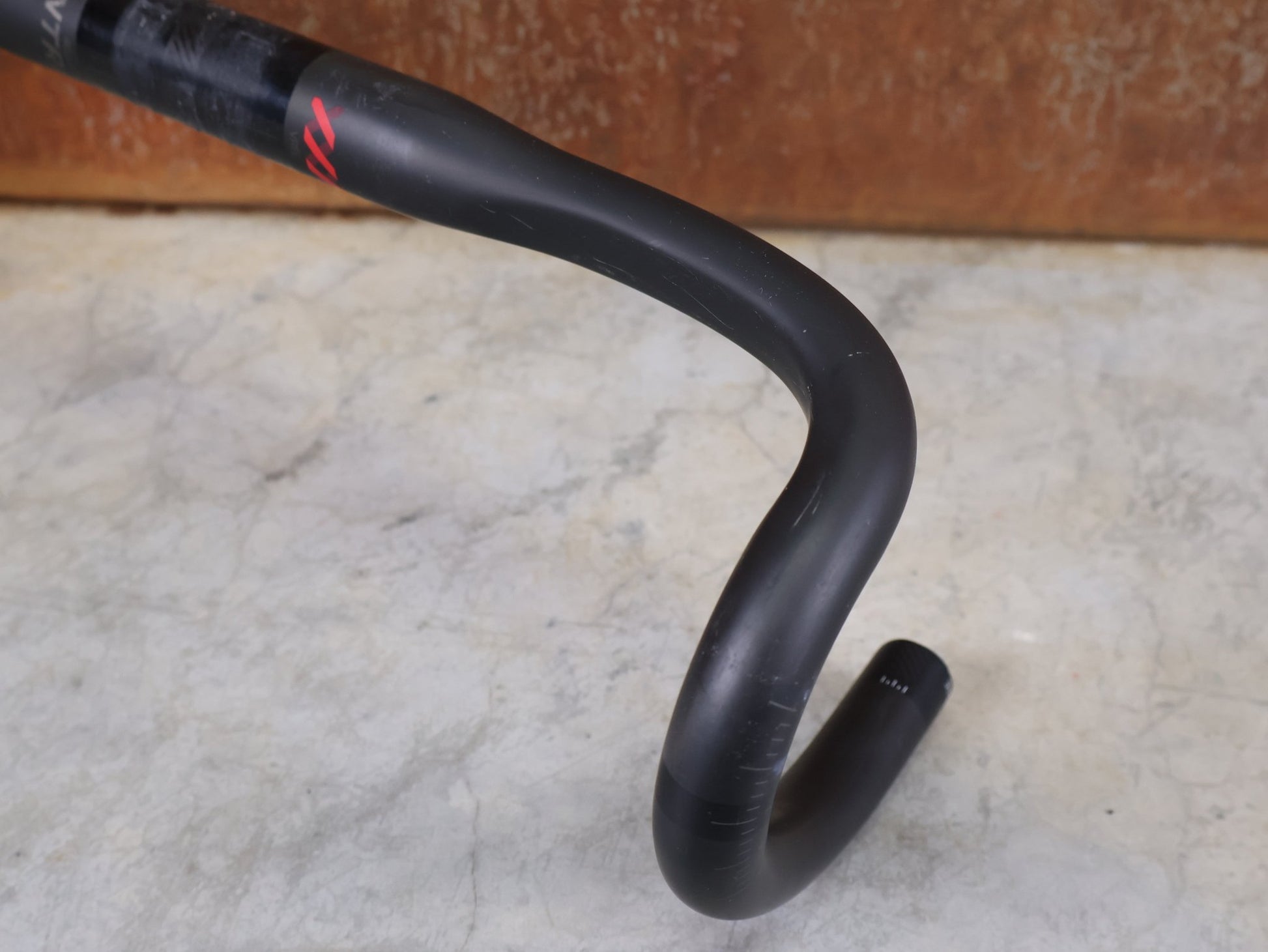 Lenker von Bontrager, BONTRAGER XXX VR - C RENNRADLENKER – OCLV CARBON – LIDL - TREK TEAM EDITION – 400MM / BASTLERWARE vor USEDBIKES - OB.DE Hintergrund