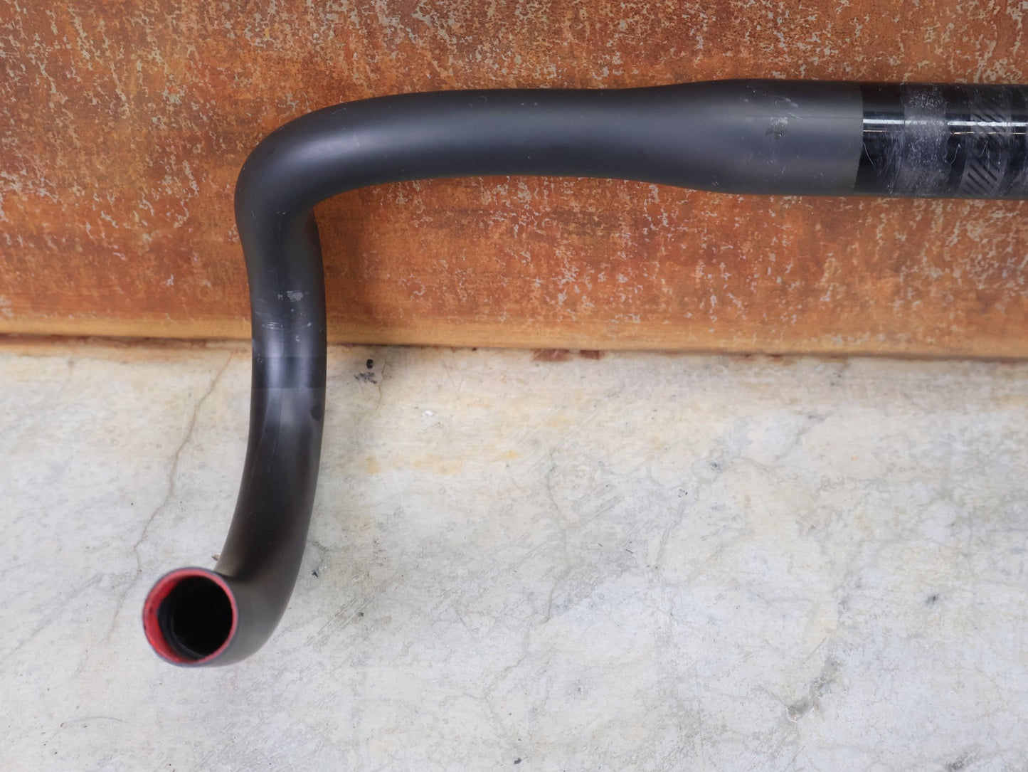 Lenker von Bontrager, BONTRAGER XXX VR - C RENNRADLENKER – OCLV CARBON – LIDL - TREK TEAM EDITION – 400MM / BASTLERWARE vor USEDBIKES - OB.DE Hintergrund