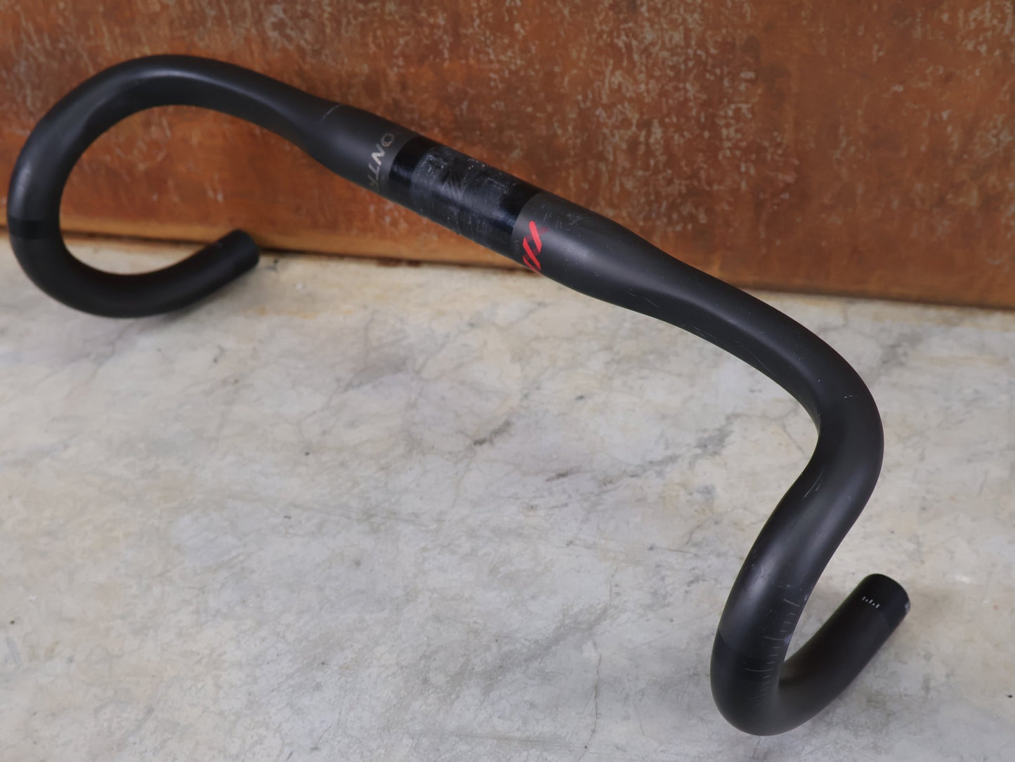 Lenker von Bontrager, BONTRAGER XXX VR - C RENNRADLENKER – OCLV CARBON – LIDL - TREK TEAM EDITION – 400MM / BASTLERWARE vor USEDBIKES - OB.DE Hintergrund