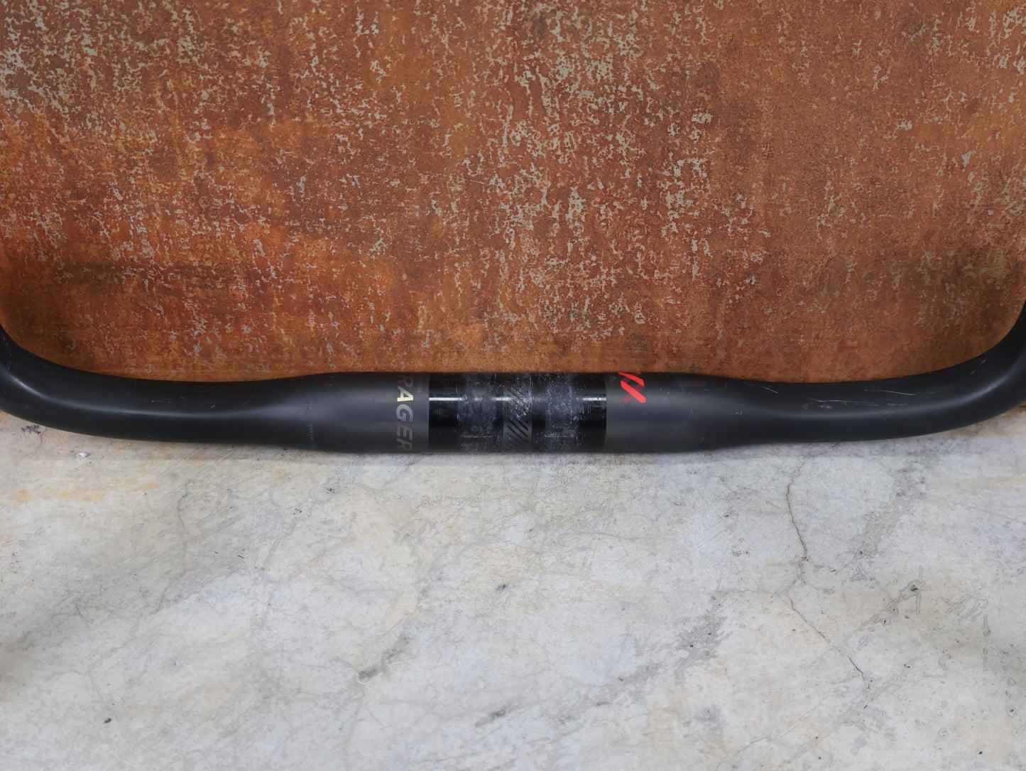 Lenker von Bontrager, BONTRAGER XXX VR - C RENNRADLENKER – OCLV CARBON – LIDL - TREK TEAM EDITION – 400MM / BASTLERWARE vor USEDBIKES - OB.DE Hintergrund