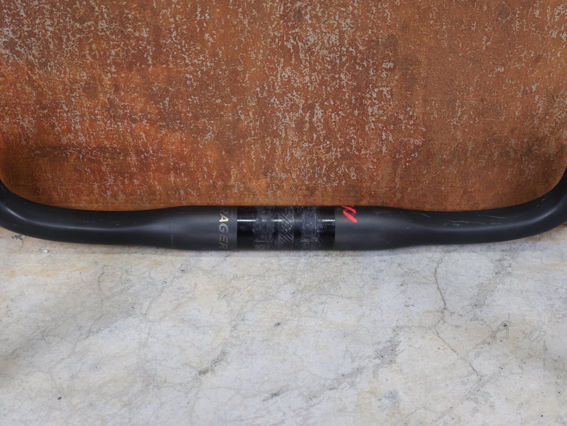 Lenker von Bontrager, BONTRAGER XXX VR - C RENNRADLENKER – OCLV CARBON – LIDL - TREK TEAM EDITION – 400MM / BASTLERWARE vor USEDBIKES - OB.DE Hintergrund