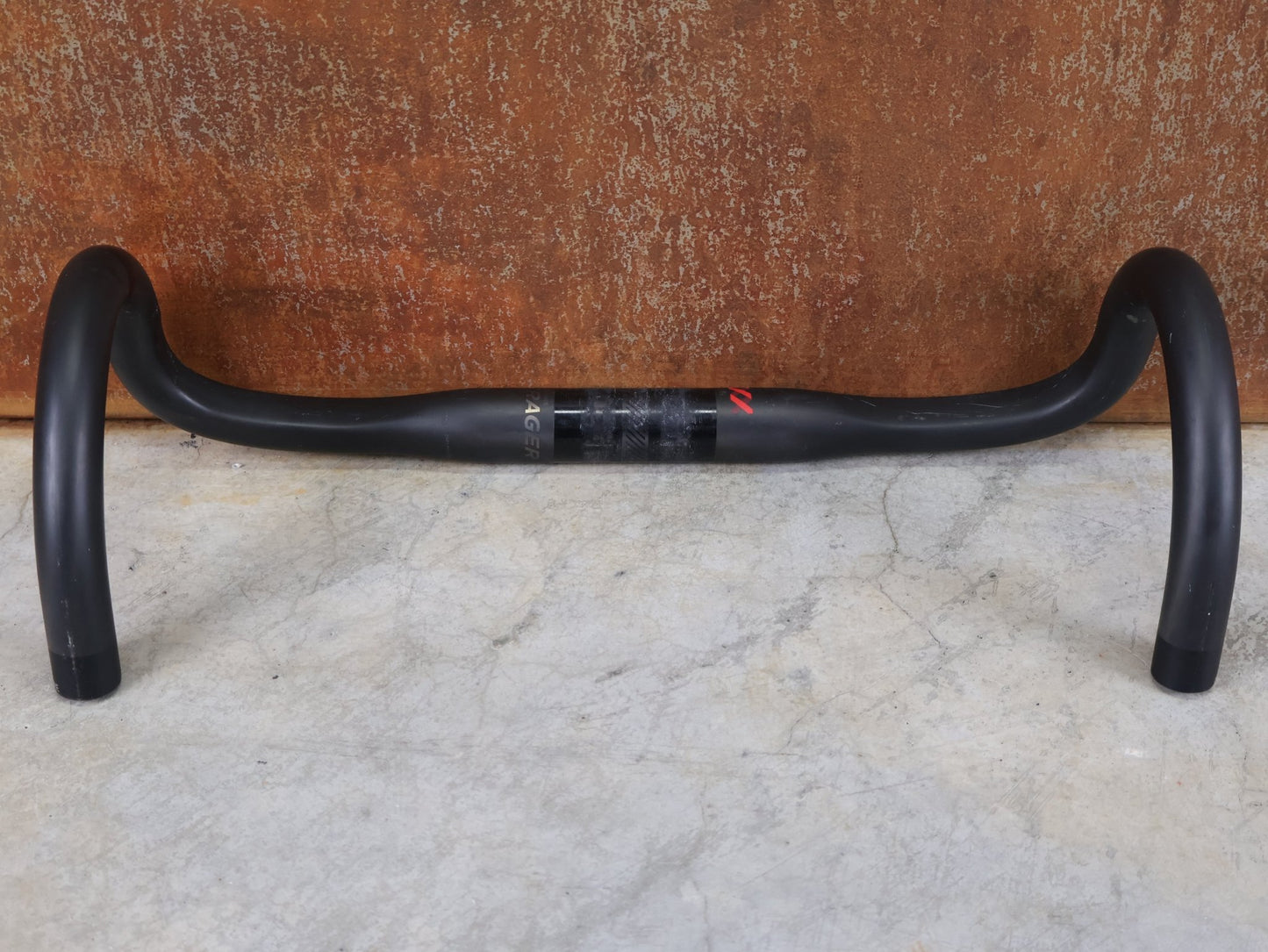 Lenker von Bontrager, BONTRAGER XXX VR - C RENNRADLENKER – OCLV CARBON – LIDL - TREK TEAM EDITION – 400MM / BASTLERWARE vor USEDBIKES - OB.DE Hintergrund