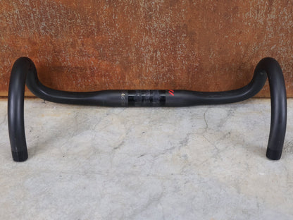 Lenker von Bontrager, BONTRAGER XXX VR - C RENNRADLENKER – OCLV CARBON – LIDL - TREK TEAM EDITION – 400MM / BASTLERWARE vor USEDBIKES - OB.DE Hintergrund