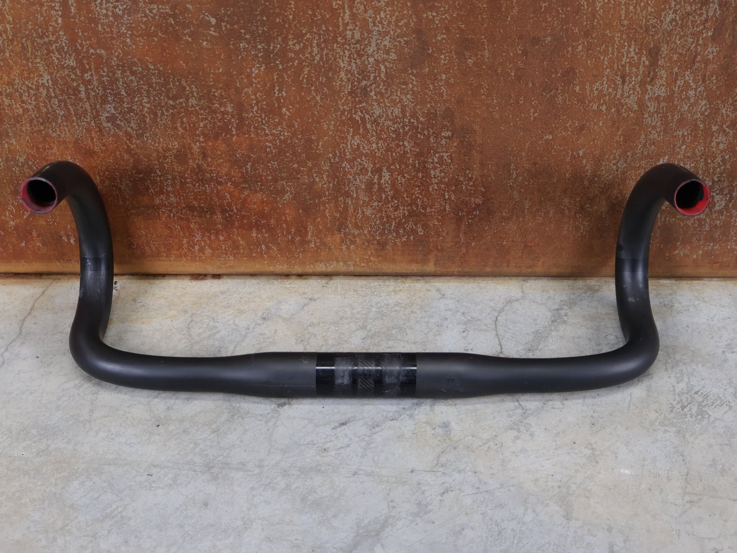 Lenker von Bontrager, BONTRAGER XXX VR - C RENNRADLENKER – OCLV CARBON – LIDL - TREK TEAM EDITION – 400MM / BASTLERWARE vor USEDBIKES - OB.DE Hintergrund