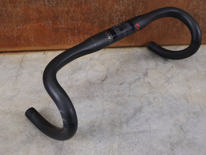 Lenker von Bontrager, BONTRAGER XXX VR - C RENNRADLENKER – OCLV CARBON – LIDL - TREK TEAM EDITION – 400MM / BASTLERWARE vor USEDBIKES - OB.DE Hintergrund