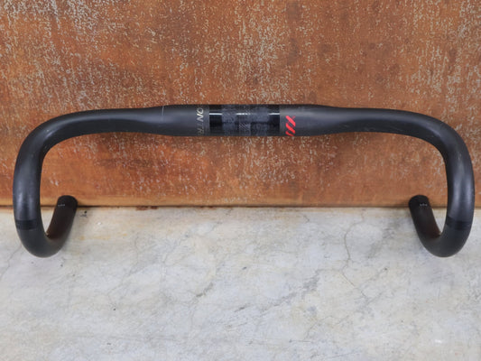 Lenker von Bontrager, BONTRAGER XXX VR - C RENNRADLENKER – OCLV CARBON – LIDL - TREK TEAM EDITION – 400MM / BASTLERWARE vor USEDBIKES - OB.DE Hintergrund