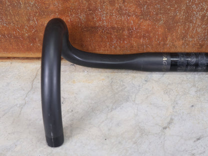 Lenker von Bontrager, BONTRAGER XXX VR - C RENNRADLENKER – OCLV CARBON – LIDL - TREK TEAM EDITION – 400MM / BASTLERWARE vor USEDBIKES - OB.DE Hintergrund