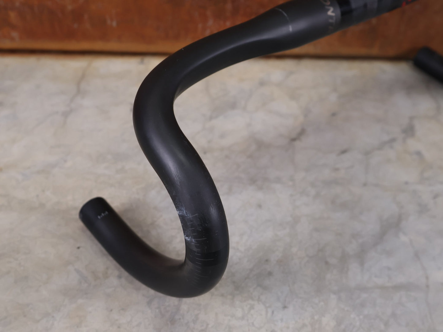 Lenker von Bontrager, BONTRAGER XXX VR - C RENNRADLENKER – OCLV CARBON – LIDL - TREK TEAM EDITION – 400MM / BASTLERWARE vor USEDBIKES - OB.DE Hintergrund