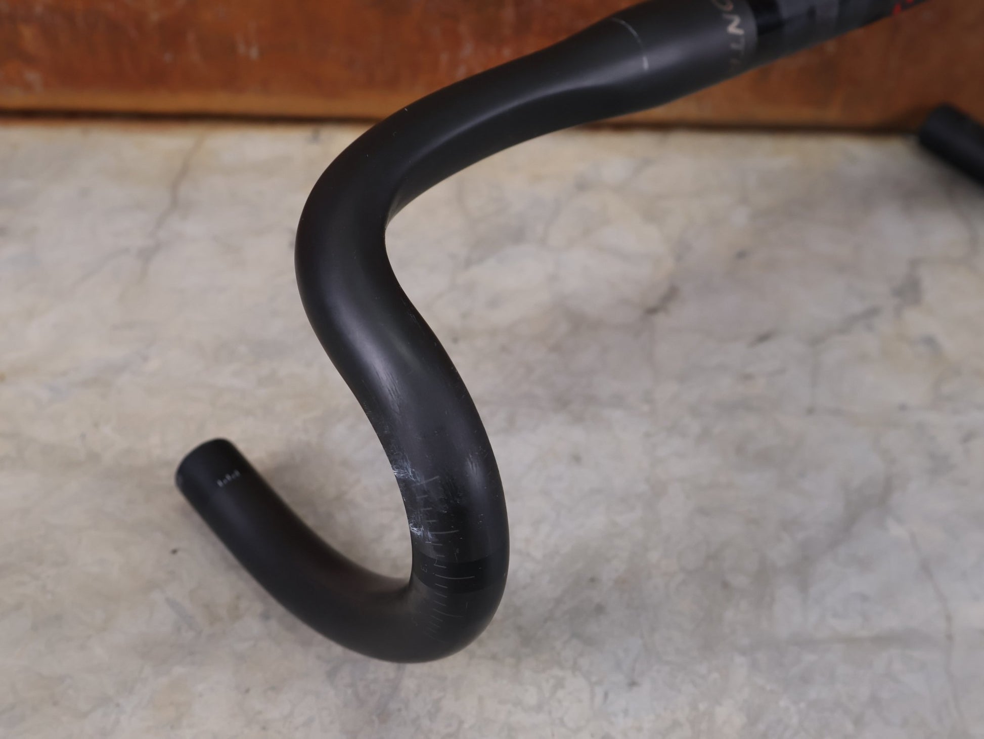 Lenker von Bontrager, BONTRAGER XXX VR - C RENNRADLENKER – OCLV CARBON – LIDL - TREK TEAM EDITION – 400MM / BASTLERWARE vor USEDBIKES - OB.DE Hintergrund