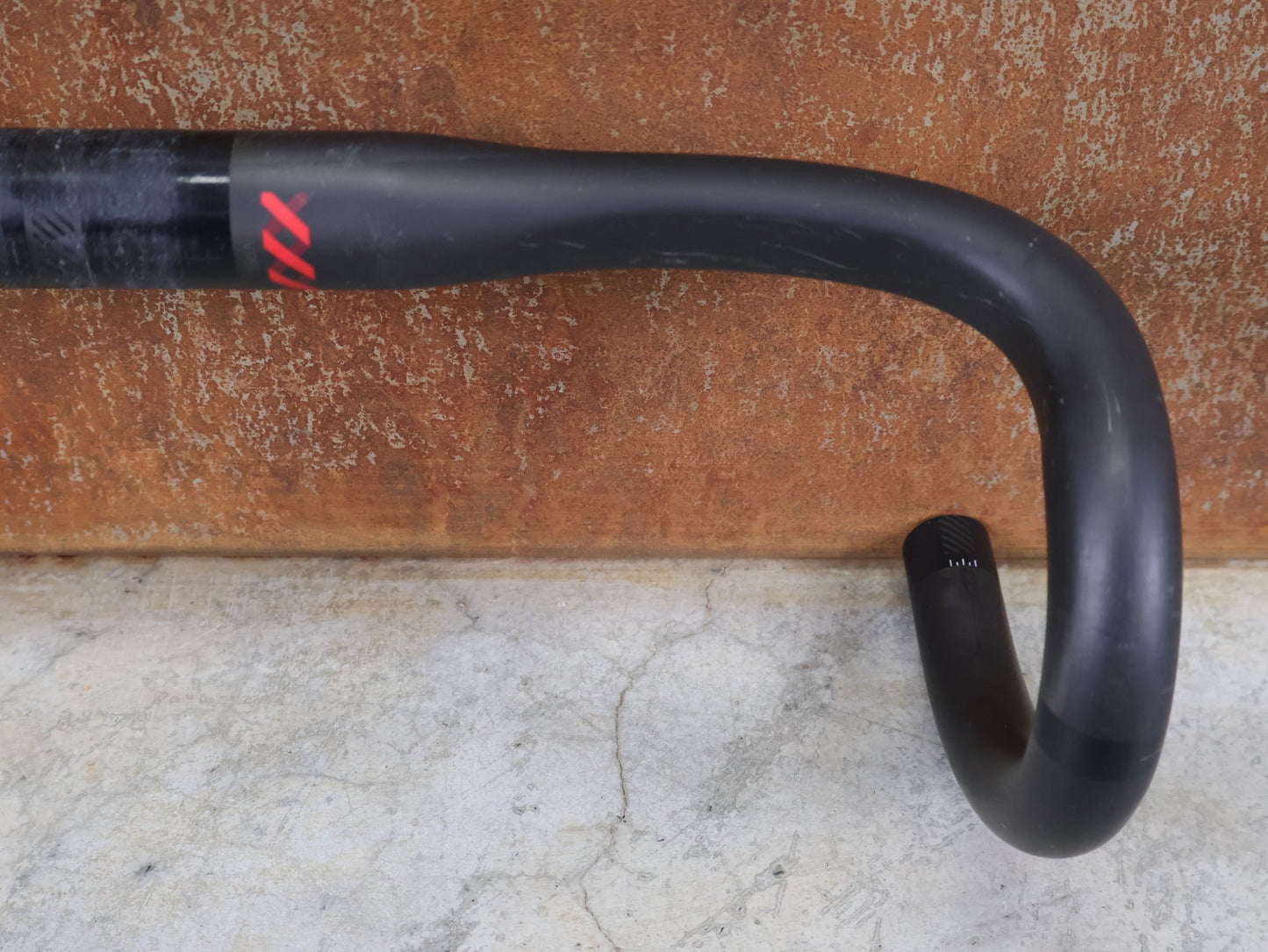 Lenker von Bontrager, BONTRAGER XXX VR - C RENNRADLENKER – OCLV CARBON – LIDL - TREK TEAM EDITION – 400MM / BASTLERWARE vor USEDBIKES - OB.DE Hintergrund