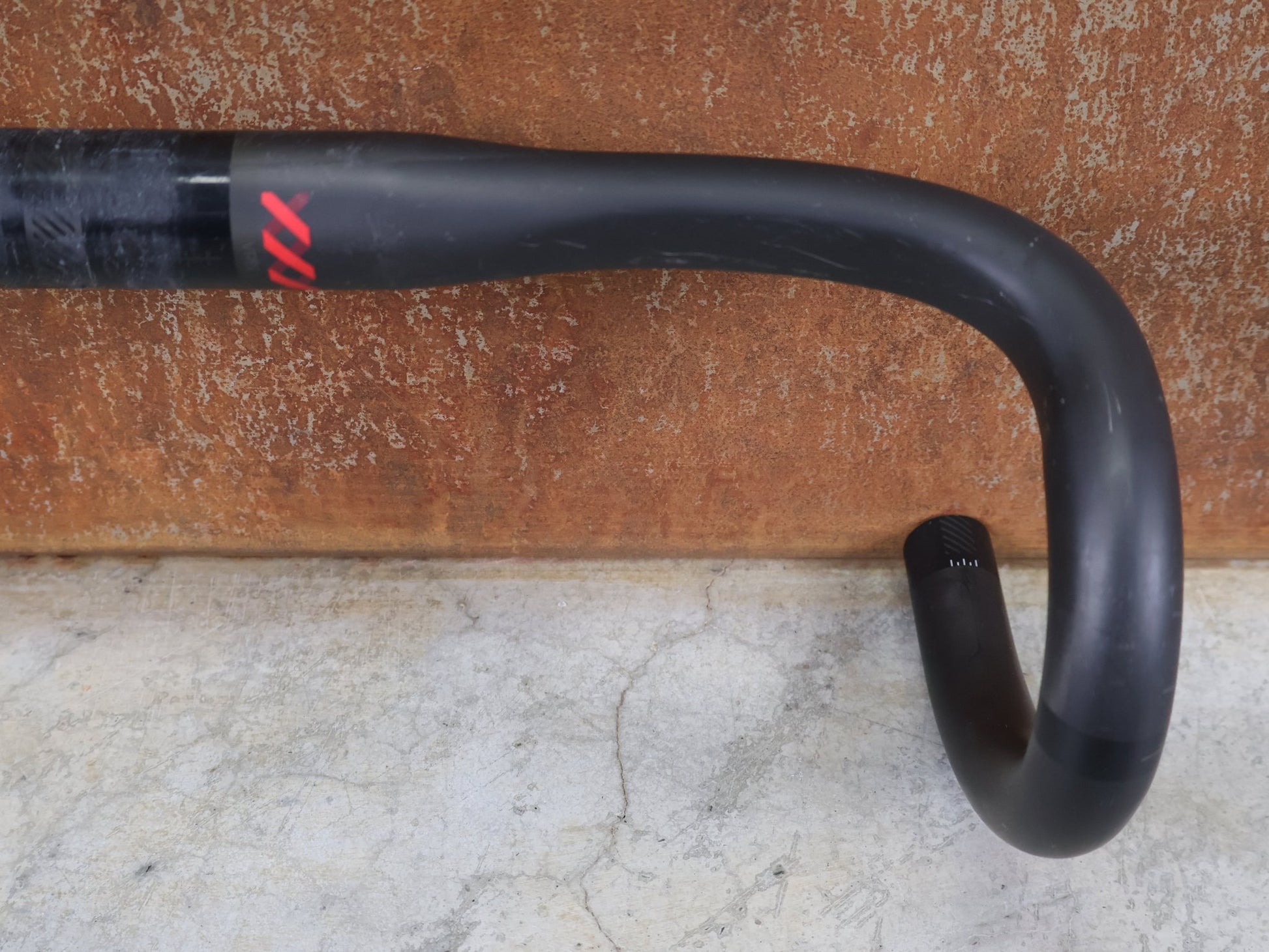 Lenker von Bontrager, BONTRAGER XXX VR - C RENNRADLENKER – OCLV CARBON – LIDL - TREK TEAM EDITION – 400MM / BASTLERWARE vor USEDBIKES - OB.DE Hintergrund