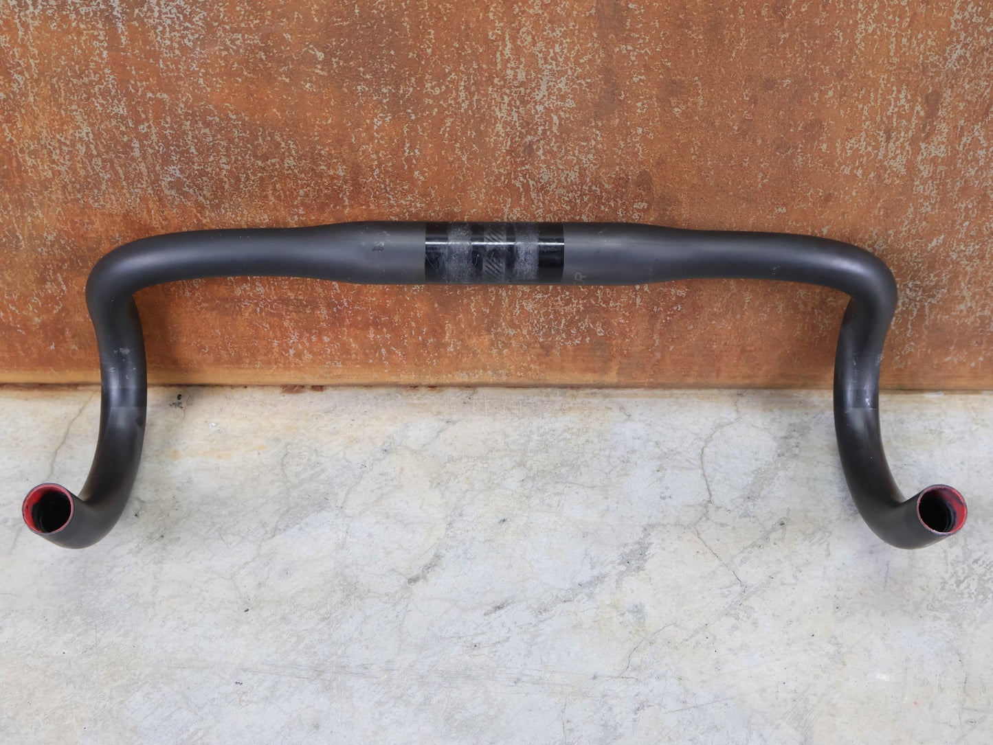 Lenker von Bontrager, BONTRAGER XXX VR - C RENNRADLENKER – OCLV CARBON – LIDL - TREK TEAM EDITION – 400MM / BASTLERWARE vor USEDBIKES - OB.DE Hintergrund