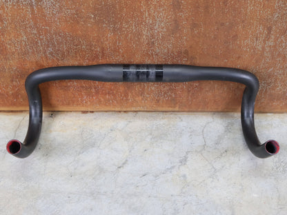 Lenker von Bontrager, BONTRAGER XXX VR - C RENNRADLENKER – OCLV CARBON – LIDL - TREK TEAM EDITION – 400MM / BASTLERWARE vor USEDBIKES - OB.DE Hintergrund