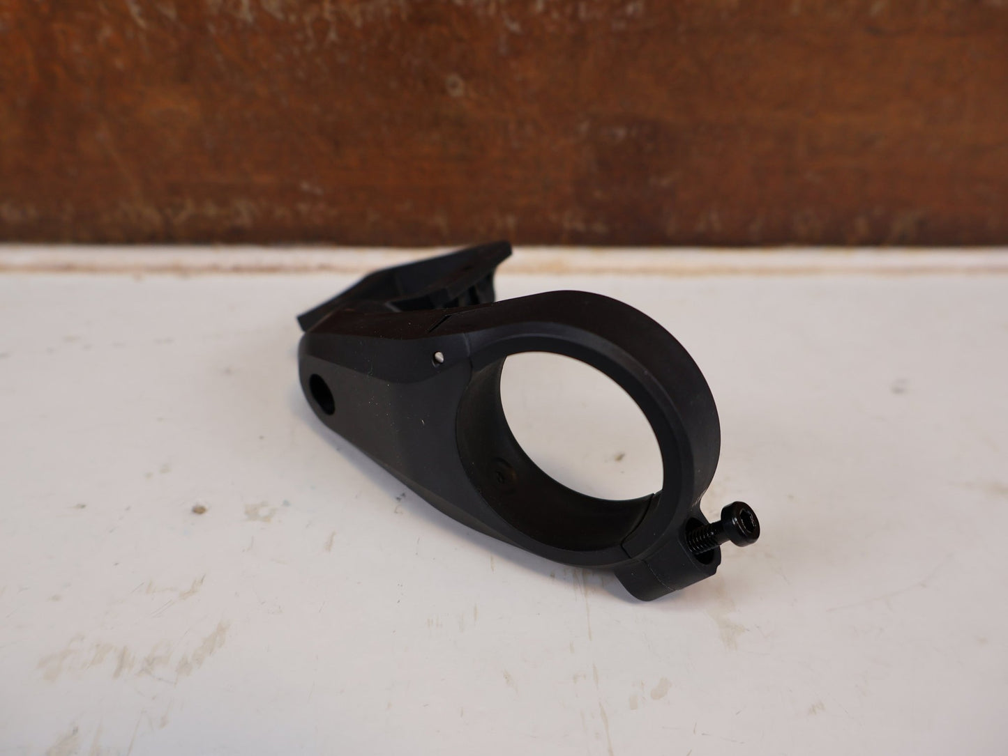 Computerhalterung von Bosch, BOSCH 1-ARM-HALTER KIOX 300 SMARTPHONEGRIP 31,8MM / HAN EB13100005 vor USEDBIKES-OB.DE Hintergrund