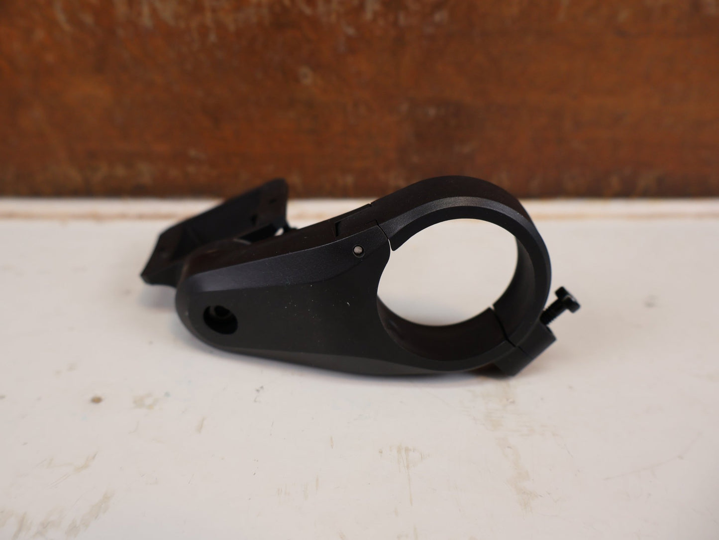 Computerhalterung von Bosch, BOSCH 1-ARM-HALTER KIOX 300 SMARTPHONEGRIP 31,8MM / HAN EB13100005 vor USEDBIKES-OB.DE Hintergrund