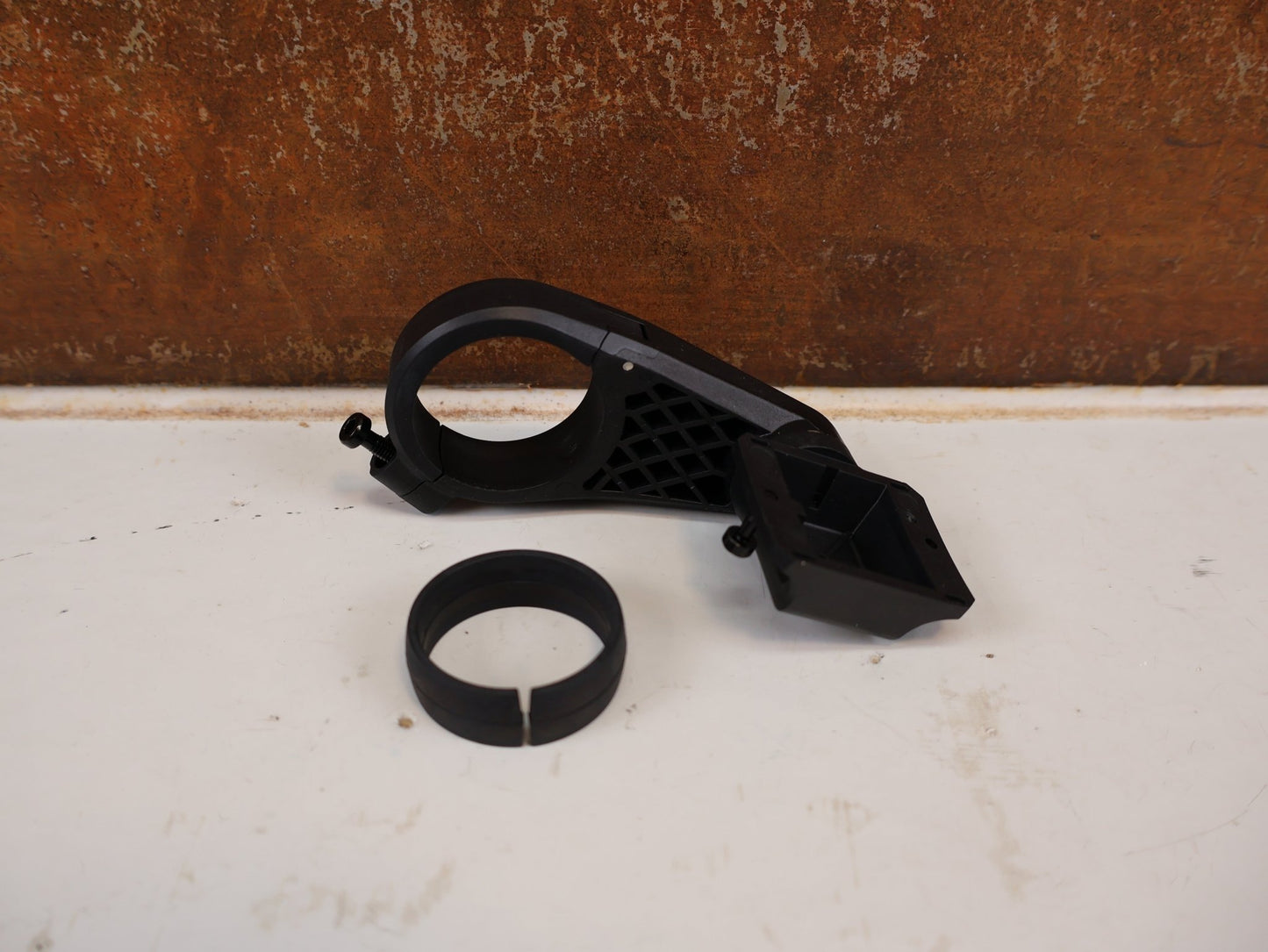 Computerhalterung von Bosch, BOSCH 1-ARM-HALTER KIOX 300 SMARTPHONEGRIP 31,8MM / HAN EB13100005 vor USEDBIKES-OB.DE Hintergrund