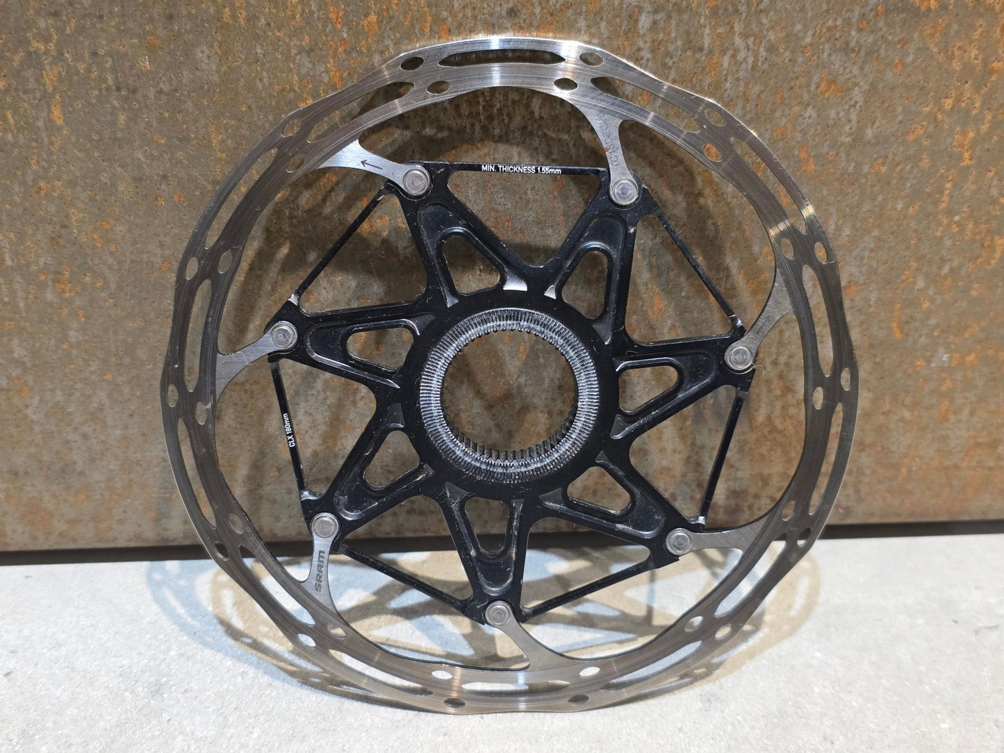 Bremsscheibe von Sram, BREMSSCHEIBE SRAM CENTERLINE X ROUNDED CENTERLOCK / 180MM vor USEDBIKES - OB.DE Hintergrund