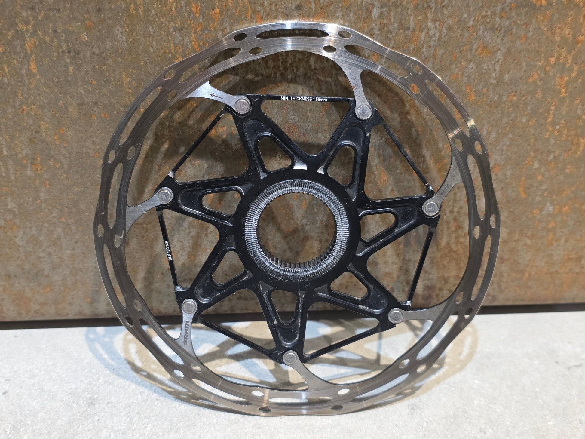 Bremsscheibe von Sram, BREMSSCHEIBE SRAM CENTERLINE X ROUNDED CENTERLOCK / 180MM vor USEDBIKES - OB.DE Hintergrund