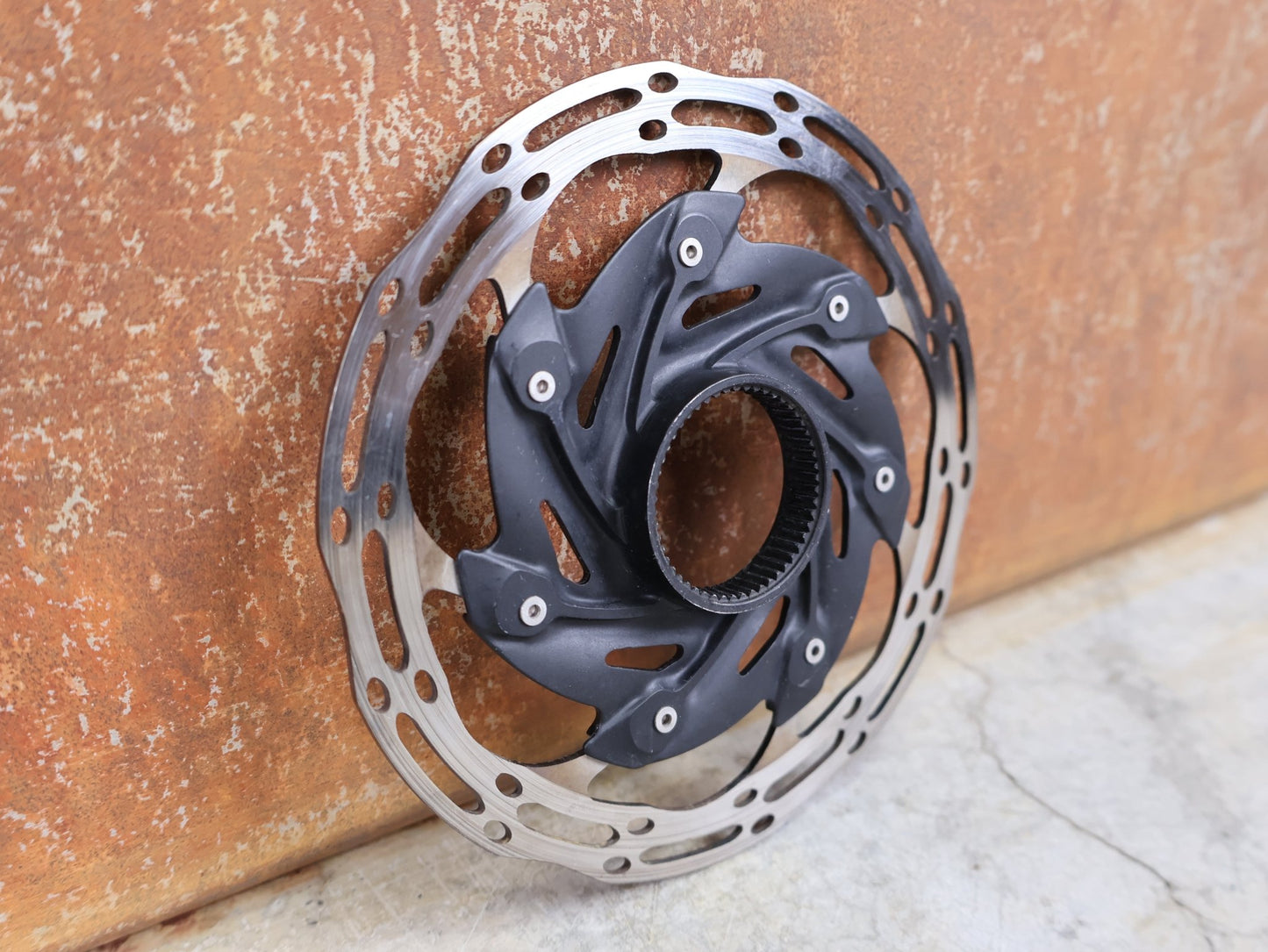 Bremsscheibe von Sram, BREMSSCHEIBE SRAM CENTERLINE XR ROUNDED CENTERLOCK / 140MM vor USEDBIKES - OB.DE Hintergrund