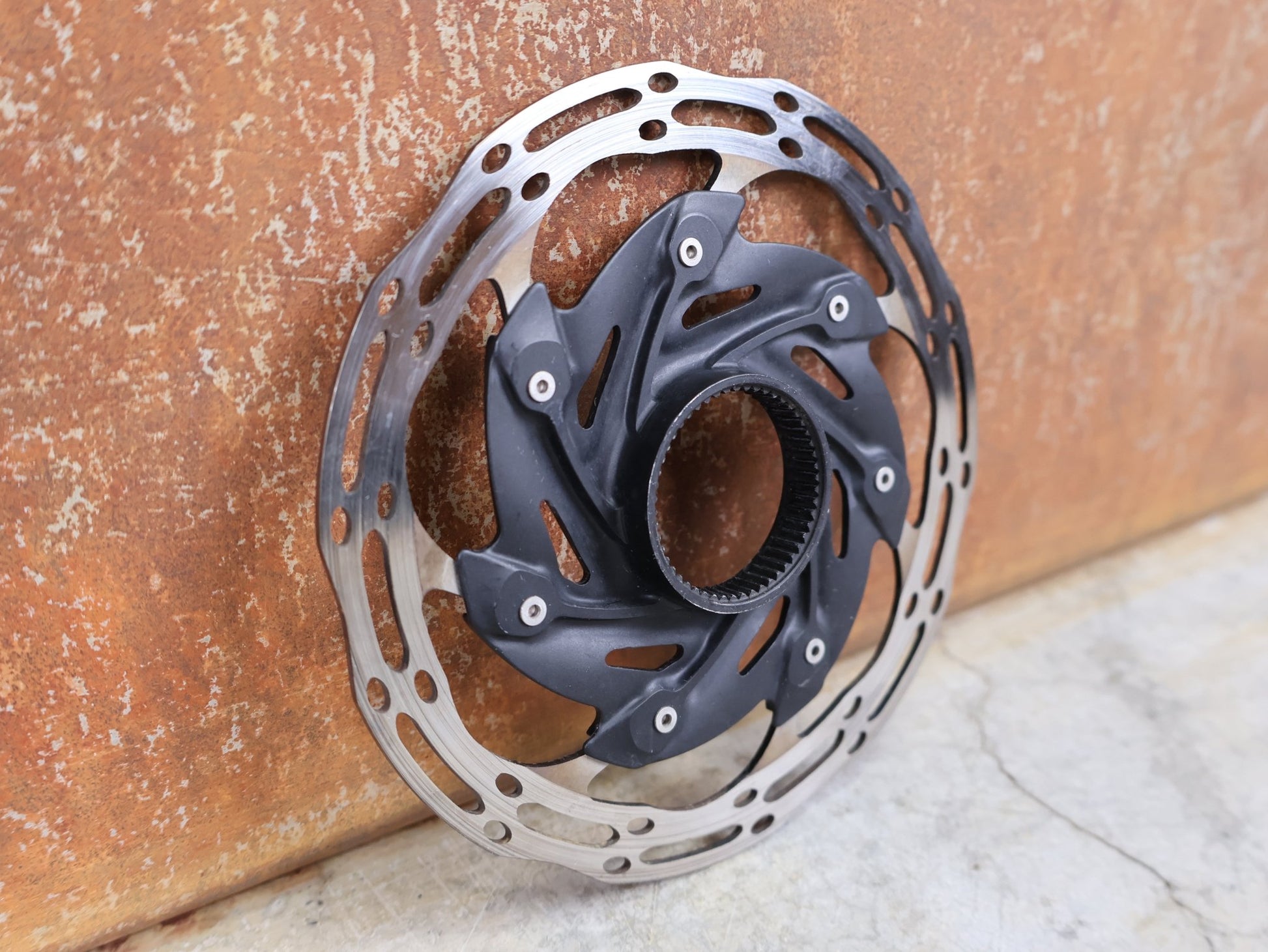 Bremsscheibe von Sram, BREMSSCHEIBE SRAM CENTERLINE XR ROUNDED CENTERLOCK / 140MM vor USEDBIKES - OB.DE Hintergrund