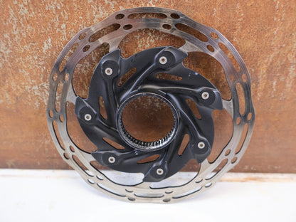 Bremsscheibe von Sram, BREMSSCHEIBE SRAM CENTERLINE XR ROUNDED CENTERLOCK / 140MM vor USEDBIKES-OB.DE Hintergrund
