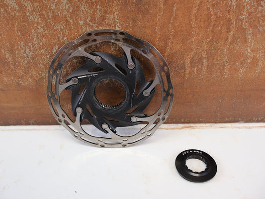Bremsscheibe von Sram, BREMSSCHEIBE SRAM CENTERLINE XR ROUNDED CENTERLOCK / 140MM vor USEDBIKES-OB.DE Hintergrund