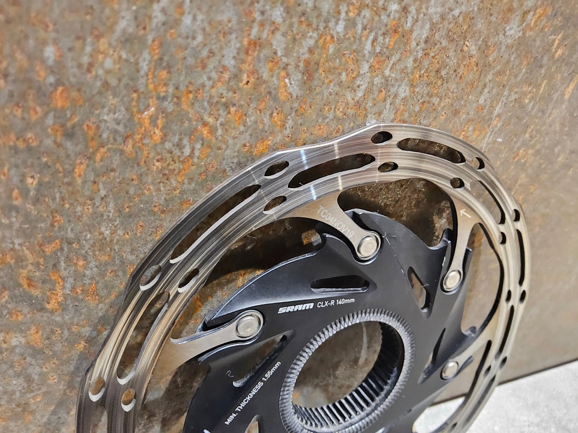 Bremsscheibe von Sram, BREMSSCHEIBE SRAM CENTERLINE XR ROUNDED CENTERLOCK / 140MM vor USEDBIKES - OB.DE Hintergrund