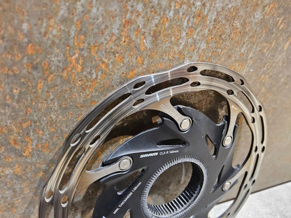 Bremsscheibe von Sram, BREMSSCHEIBE SRAM CENTERLINE XR ROUNDED CENTERLOCK / 140MM vor USEDBIKES - OB.DE Hintergrund