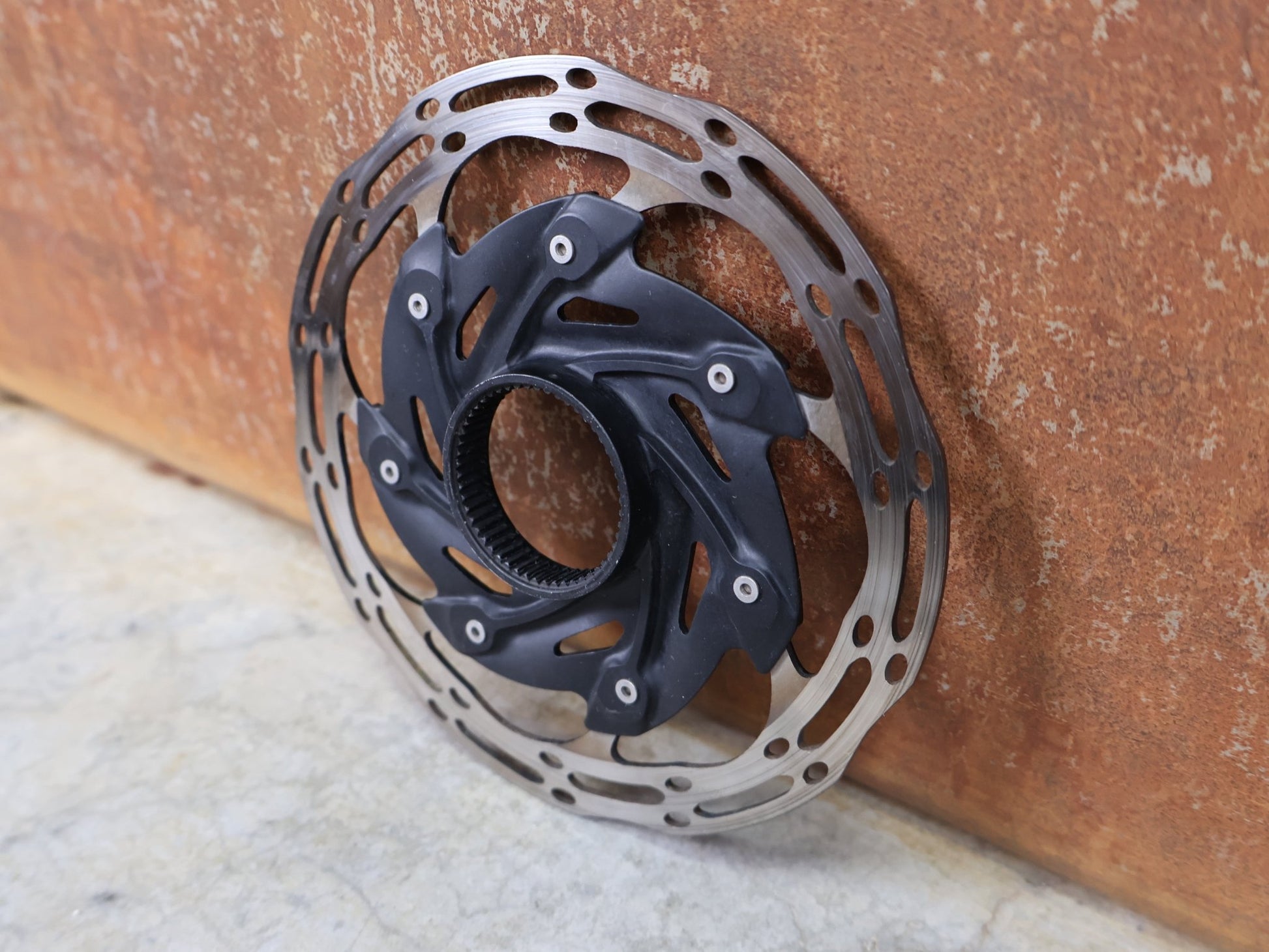 Bremsscheibe von Sram, BREMSSCHEIBE SRAM CENTERLINE XR ROUNDED CENTERLOCK / 140MM vor USEDBIKES - OB.DE Hintergrund