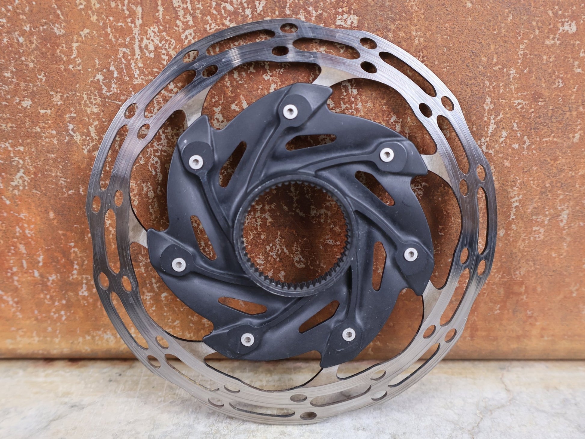 Bremsscheibe von Sram, BREMSSCHEIBE SRAM CENTERLINE XR ROUNDED CENTERLOCK / 140MM vor USEDBIKES - OB.DE Hintergrund