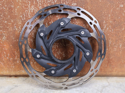 Bremsscheibe von Sram, BREMSSCHEIBE SRAM CENTERLINE XR ROUNDED CENTERLOCK / 140MM vor USEDBIKES - OB.DE Hintergrund