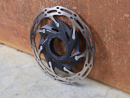 Bremsscheibe von Sram, BREMSSCHEIBE SRAM CENTERLINE XR ROUNDED CENTERLOCK / 140MM vor USEDBIKES - OB.DE Hintergrund