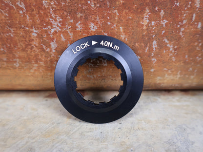 Bremsscheibe von Sram, BREMSSCHEIBE SRAM CENTERLINE XR ROUNDED CENTERLOCK / 140MM vor USEDBIKES - OB.DE Hintergrund