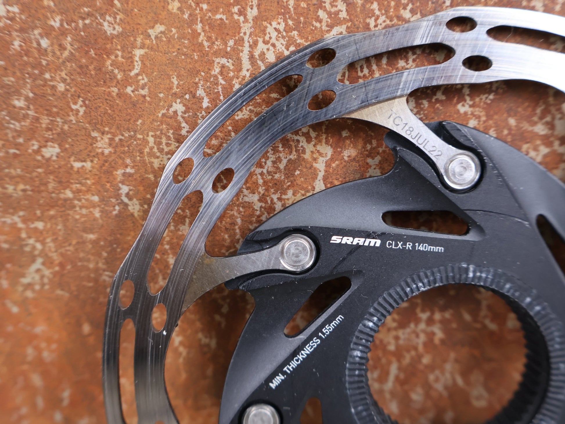 Bremsscheibe von Sram, BREMSSCHEIBE SRAM CENTERLINE XR ROUNDED CENTERLOCK / 140MM vor USEDBIKES - OB.DE Hintergrund