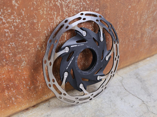 Bremsscheibe von Sram, BREMSSCHEIBE SRAM CENTERLINE XR ROUNDED CENTERLOCK / 140MM vor USEDBIKES - OB.DE Hintergrund